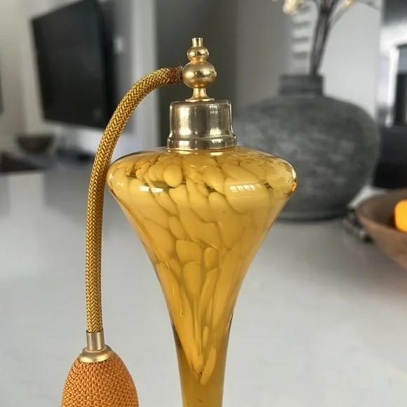 Vintage Royal Limited Perfume Spray Bottle - Picture 3 of 8